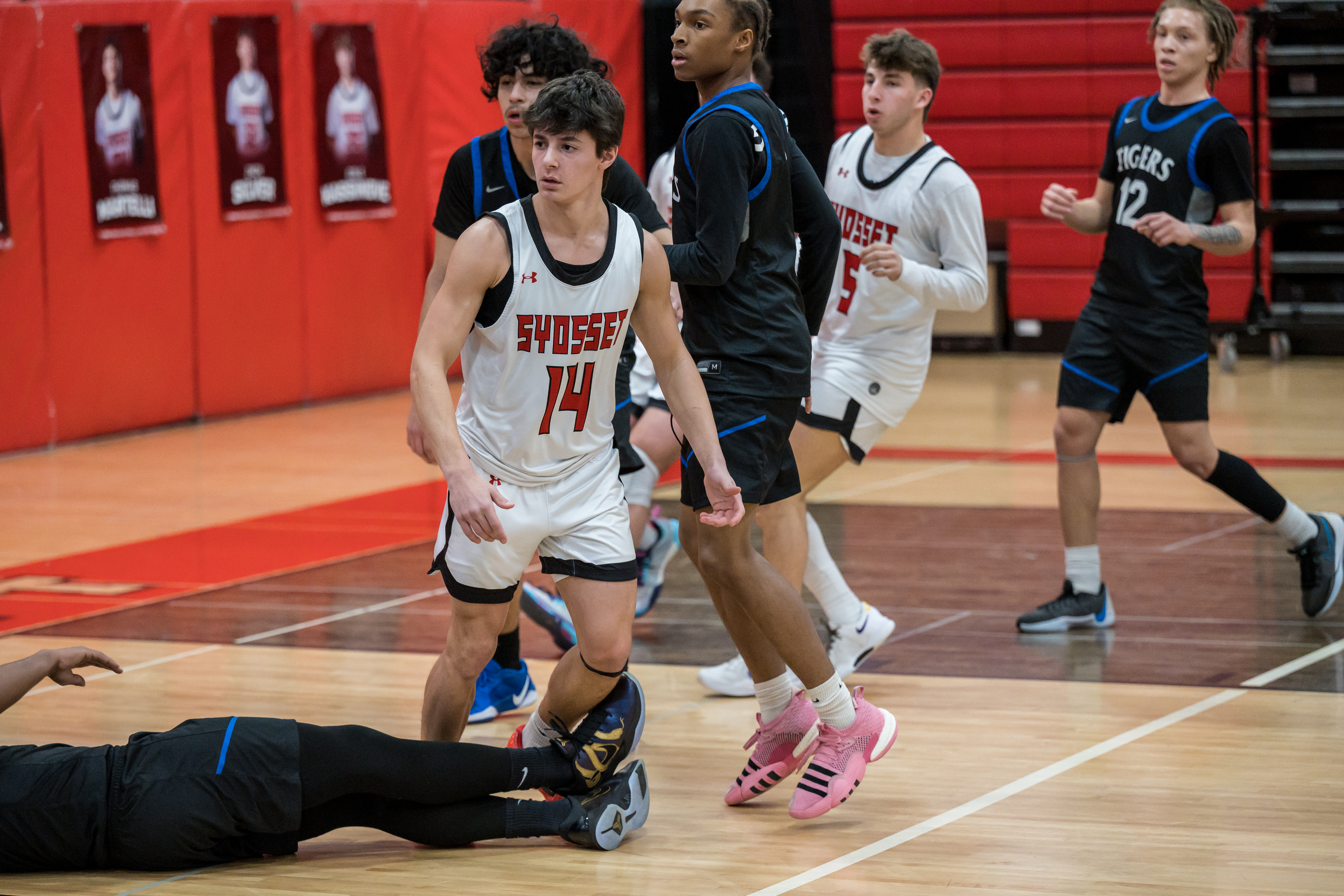 JAM_3546.jpg — James Basketball 2025