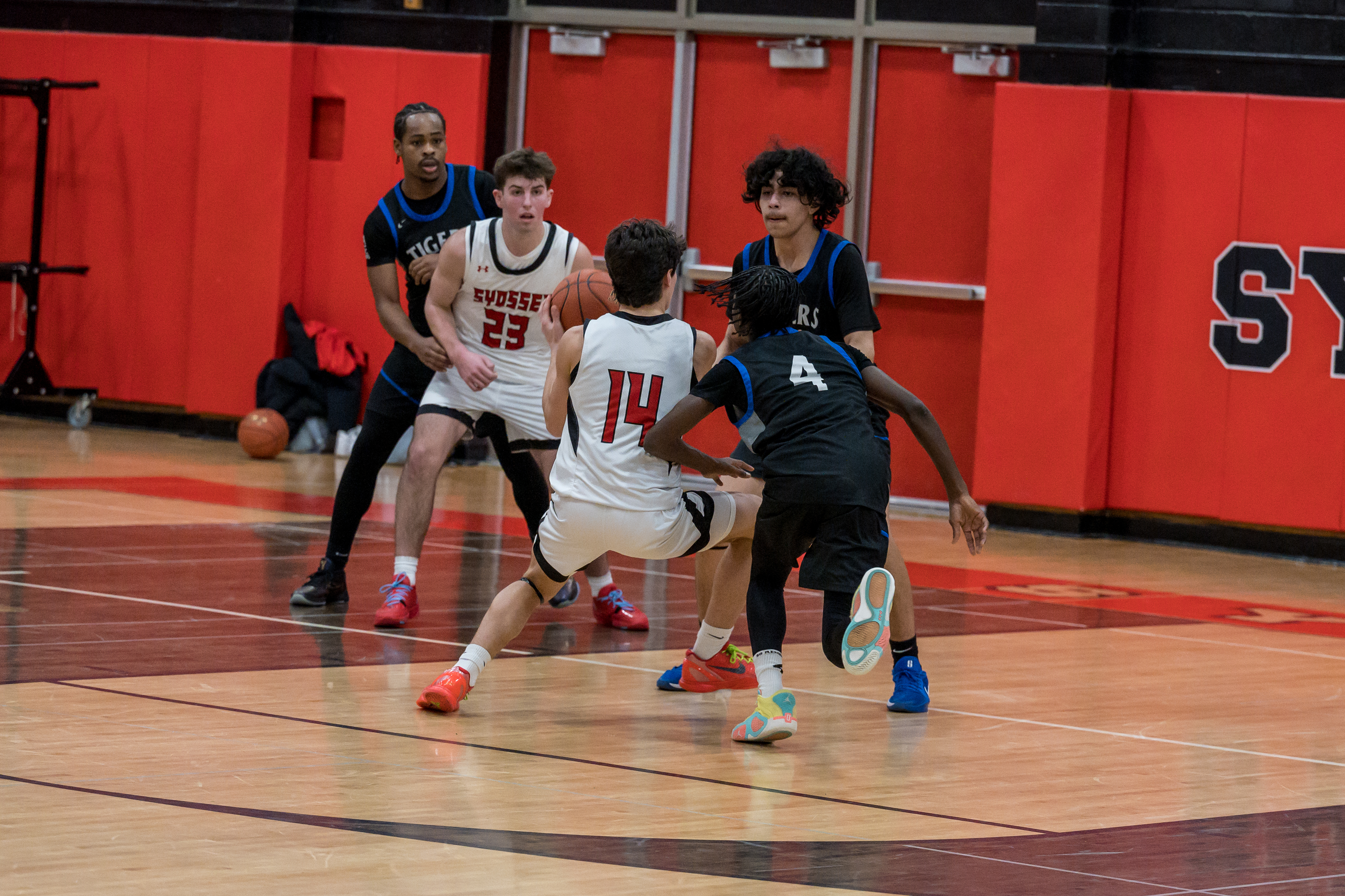 JAM_3674.jpg — James Basketball 2025